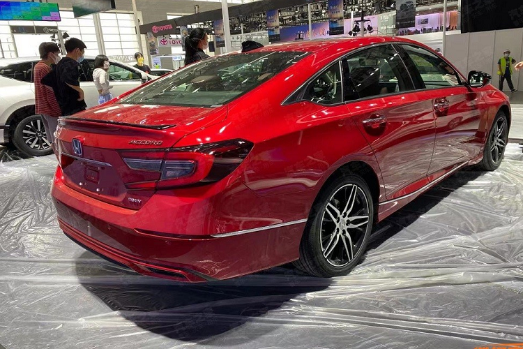 Trong khi đó, phiên bản hybrid của xe dùng động cơ xăng 4 xi-lanh, hút khí tự nhiên, dung tích 2.0L, tạo ra công suất tối đa 145 mã lực, kết hợp với mô-tơ điện và hộp số e-CVT. Lượng xăng tiêu thụ trung bình của Honda Inspire Hybrid 2022 dao động từ 4,2 - 4,4 lít/100 km.