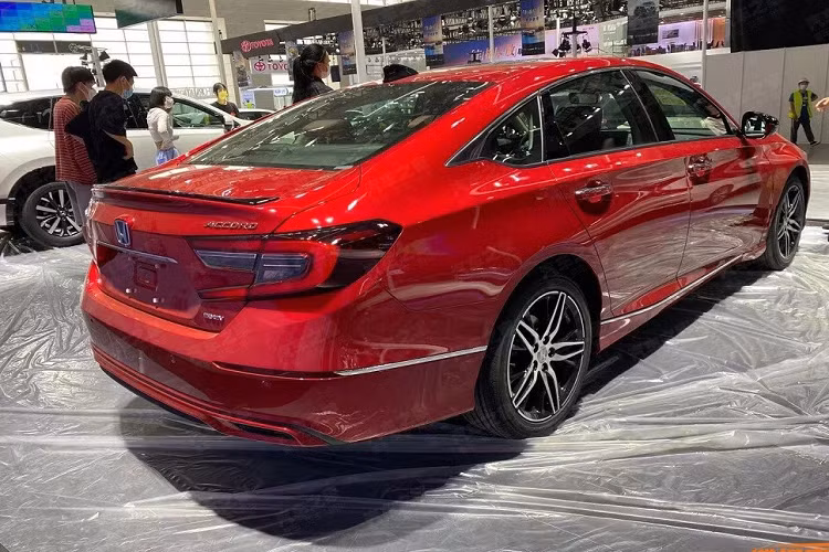 Trong khi đó, phiên bản hybrid của xe dùng động cơ xăng 4 xi-lanh, hút khí tự nhiên, dung tích 2.0L, tạo ra công suất tối đa 145 mã lực, kết hợp với mô-tơ điện và hộp số e-CVT. Lượng xăng tiêu thụ trung bình của Honda Inspire Hybrid 2022 dao động từ 4,2 - 4,4 lít/100 km.