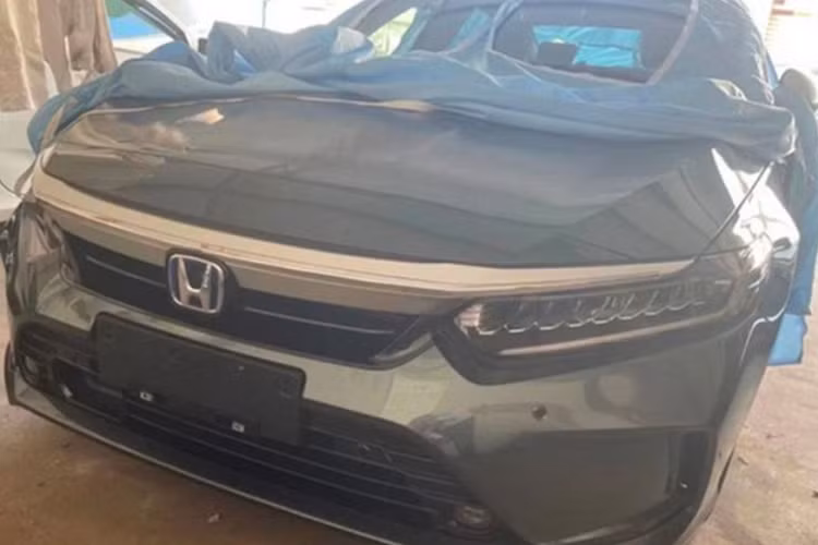 Tất nhiên, Honda Accord và Inspire không phải là cặp đôi "song sinh" duy nhất do 2 liên doanh này sản xuất tại Trung Quốc. Ngoài ra, còn có những cặp đôi như Honda Civic - Integra, Envix - Crider và CR-V - Breeze. So với Accord mới, mẫu xe sedan Honda Inspire 2022 sở hữu thiết kế thay đổi nhẹ để người tiêu dùng không nhầm lẫn. Sự khác biệt lớn nhất giữa 2 mẫu sedan hạng D này nằm ở phần đầu xe.