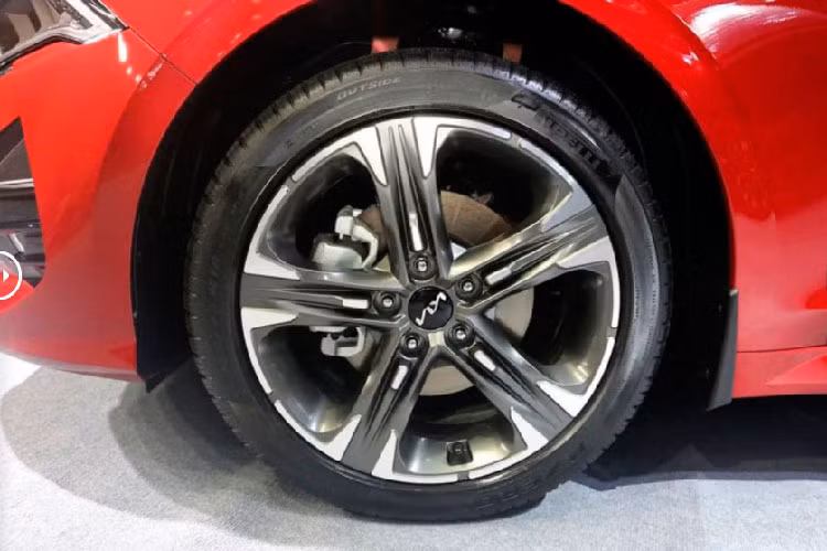 So với thế hệ cũ (Optima), Kia K5 2022 tại Việt Nam có giá bán phiên bản tiêu chuẩn và bản cao cấp tăng 110 triệu đồng. Cụ thể, Kia Optima bản 2.0 Luxury và 2.5 GT Line trước đó có giá lần lượt: 759 và 919 triệu đồng.