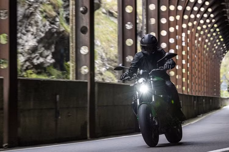 Cung cấp sức mạnh cho xe Benelli 752S 2021 mới là khối dộng cơ xylanh đôi, dung tích 750cc, làm mát bằng dung dịch, sản sinh công suất 76 mã lực tại tua máy 8.500 vòng/phút và mômen xoắn cực đại 67 Nm tại tua máy 6.500 vòng/phút. Đi kèm với khối động cơ này là hộp số côn tay 6 cấp.