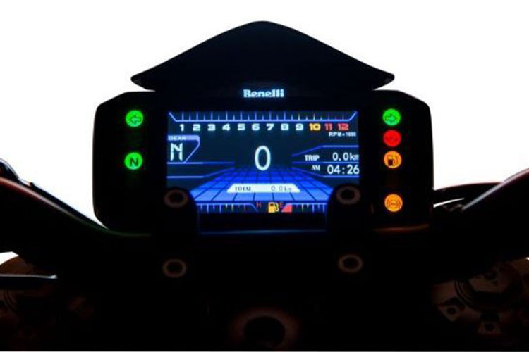 Hệ thống chiếu sáng trên Benelli 752S gồm đèn pha, đèn hậu và đèn xinhan đều ứng dụng công nghệ LED hiện đại. Bảng đồng hồ của xe là màn hình TFT, hiển thị đa thông tin như vận tốc, vòng tua, hành trình thời gian và nhiệt độ máy.