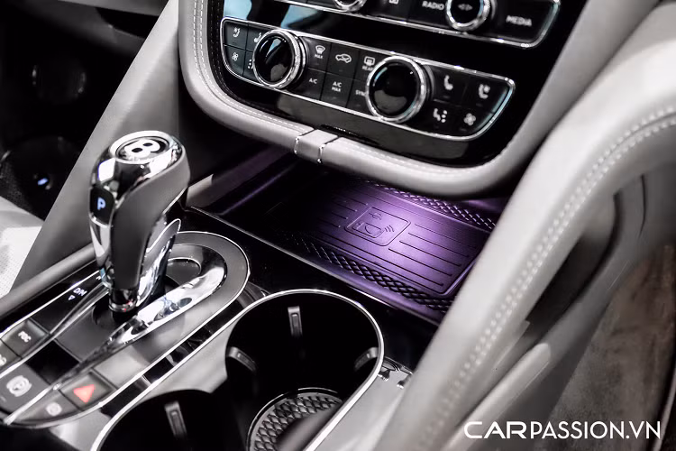 Khu vực cản sau cũng nhận được một số sự thay đổi, xe được thừa hưởng cụm đèn hậu bắt mắt từ mẫu coupe Bentley Continental GT. Logo và tên của thương hiệu xe sang Anh Quốc được đặt ở vị trí trung tâm. Cụm ống xả cũng được làm mới so với Bentayga V8 thế hệ trước, chụp xả kép được chia làm đôi - một điểm đặc trưng trên các phiên bản V8 của nhà Bentley. Khoang hành lí phía sau được đánh giá có thể tích lớn, tích hợp nút bấm nâng hạ gầm giúp cho việc di chuyển những món đồ nặng lên xe trở nên dễ dàng hơn.