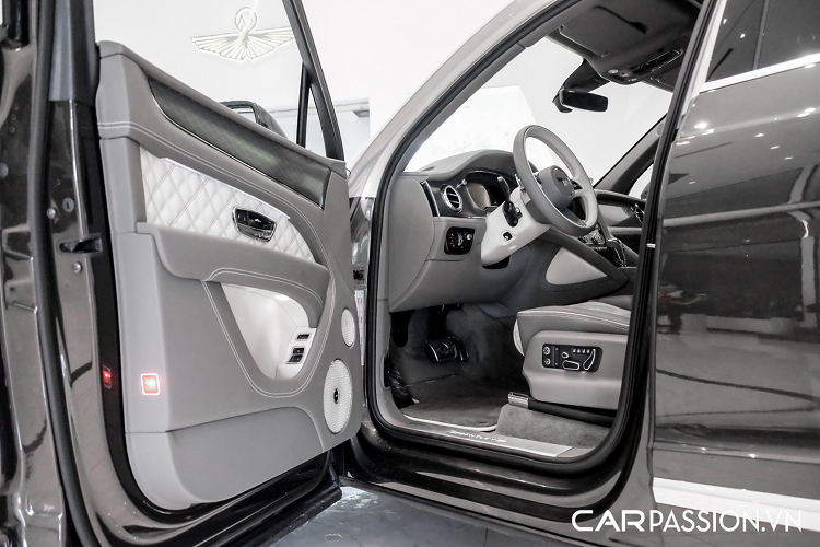 Trục bánh sau của Bentayga 2021 tăng thêm 20 mm, giúp xe vận hành ổn định hơn. Bên cạnh đó, công nghệ Bentley Dynamic Ride cũng giúp nâng cao cảm giác lái, đây là công nghệ kiểm soát dao động chủ động được điều khiển qua hệ thống điện 48 V độc quyền.