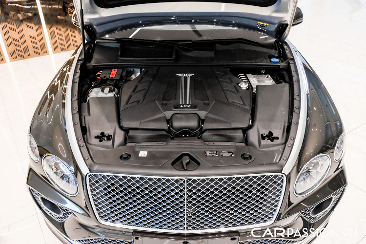 Khoang lái xa xỉ của Bentayga được tô điểm bởi những tấm ốp nhôm xước chạm khắc hoạ tiết kim cương và gỗ ốp thượng hạng. Hệ thống thông tin giải trí được tích hợp liền mạch vào bảng điều khiển kiểu “đôi cánh” được làm thủ công của Bentley, màn hình hiển thị 10,9 inch với đồ họa tràn viền, hỗ trợ kết nối Apple CarPlay và Android Auto.