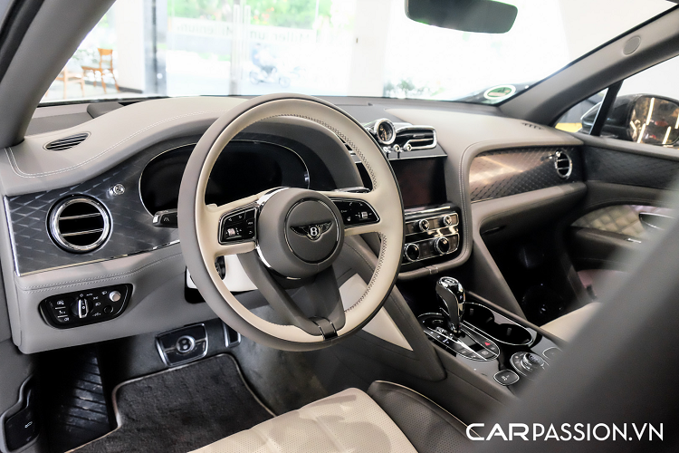 Cản trước thu hút với lưới tản nhiệt được mở rộng hơn đáng kể, chi tiết này còn được dựng thẳng đứng hơn để mang lại dáng vẻ hoài cổ cho chiếc SUV hạng sang. Khu vực đèn sương mù phía dưới có tạo hình vuông vức hơn và Bentley bổ sung cho xe cần gạt nước có tới 22 vòi phun. Điểm nổi bật nhất không thể không nhắc đến là cụm đèn chiếu sáng LED Matrix hiện đại với hiệu ứng pha lê đẹp mắt lần đầu được trang bị cho dòng xe Bentayga khi trước đó đã xuất hiện trên Flying Spur và Continental GT.