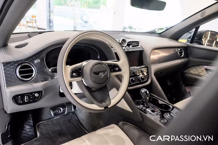 Cản trước thu hút với lưới tản nhiệt được mở rộng hơn đáng kể, chi tiết này còn được dựng thẳng đứng hơn để mang lại dáng vẻ hoài cổ cho chiếc SUV hạng sang. Khu vực đèn sương mù phía dưới có tạo hình vuông vức hơn và Bentley bổ sung cho xe cần gạt nước có tới 22 vòi phun. Điểm nổi bật nhất không thể không nhắc đến là cụm đèn chiếu sáng LED Matrix hiện đại với hiệu ứng pha lê đẹp mắt lần đầu được trang bị cho dòng xe Bentayga khi trước đó đã xuất hiện trên Flying Spur và Continental GT.