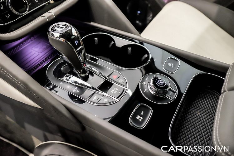 Thân xe khoẻ khoắn, năng động với những đường gân nổi, logo V8 biểu thị cho khối động cơ mà xe sử dụng được đặt ở phía sau hốc bánh trước. Chiếc Bentayga vừa được Millennium Cars đưa về Việt Nam thuộc phiên bản First Edition với một số sự khác biệt ở ngoại thất lẫn nội thất, tiêu biểu nhất chính là logo "First Edition" đặt ở trụ C. Xe sử dụng bộ mâm đa chấu có đường kính 22 inch được thiết kế tinh xảo, đây là trang bị độc quyền dành cho những khách hàng đặt mua phiên bản First Edition.