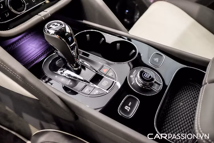 Thân xe khoẻ khoắn, năng động với những đường gân nổi, logo V8 biểu thị cho khối động cơ mà xe sử dụng được đặt ở phía sau hốc bánh trước. Chiếc Bentayga vừa được Millennium Cars đưa về Việt Nam thuộc phiên bản First Edition với một số sự khác biệt ở ngoại thất lẫn nội thất, tiêu biểu nhất chính là logo "First Edition" đặt ở trụ C. Xe sử dụng bộ mâm đa chấu có đường kính 22 inch được thiết kế tinh xảo, đây là trang bị độc quyền dành cho những khách hàng đặt mua phiên bản First Edition.