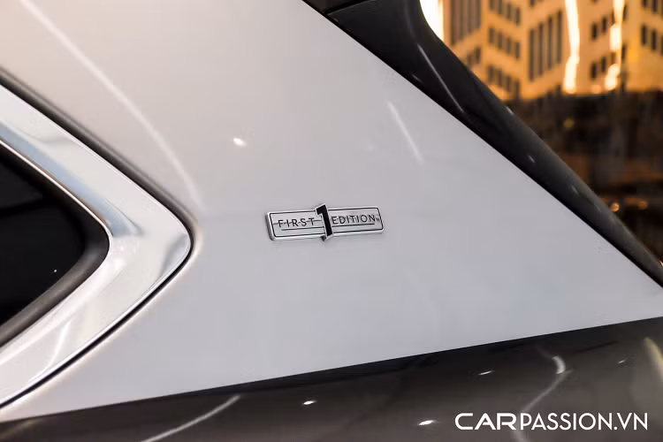 Lột xác khỏi diện mạo có phần khá tròn trịa của Bentayga thế hệ đầu tiên, phiên bản nâng cấp giữa vòng đời sở hữu những đường nét thiết kế có phần cứng cáp, quyền lực và năng động hơn. Ngoại thất của Bentayga Facelift được các kỹ sư tại nhà máy ở Crewe (Anh Quốc) lấy cảm hứng từ ngôn ngữ thiết kế mới từng được Bentley sử dụng trên chiếc Continental GT hay Flying Spur thế hệ mới.