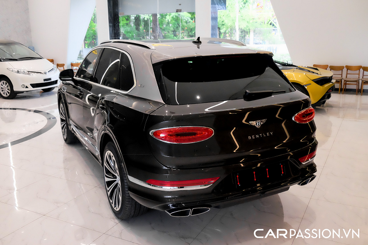 Mẫu SUV siêu sang đến từ nước Anh có khả năng tăng tốc từ 0-100 km/h trong vòng 4,5 giây và có tốc độ tối đa chạm ngưỡng 290 km/h. Hiện phiên bản First Edition của Bentayga Facelift đang được chào bán tại Việt Nam với mức giá khoảng 18 tỷ đồng, tuỳ vào trang bị kèm theo.