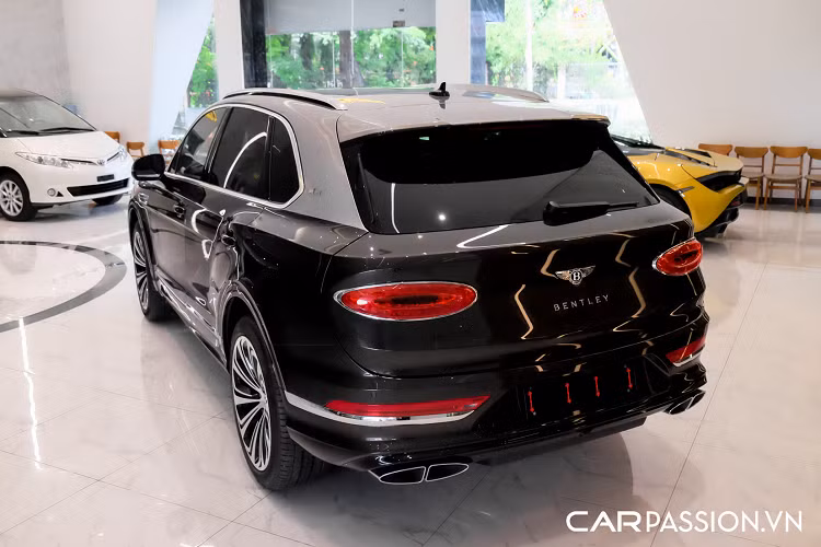 Mẫu SUV siêu sang đến từ nước Anh có khả năng tăng tốc từ 0-100 km/h trong vòng 4,5 giây và có tốc độ tối đa chạm ngưỡng 290 km/h. Hiện phiên bản First Edition của Bentayga Facelift đang được chào bán tại Việt Nam với mức giá khoảng 18 tỷ đồng, tuỳ vào trang bị kèm theo.