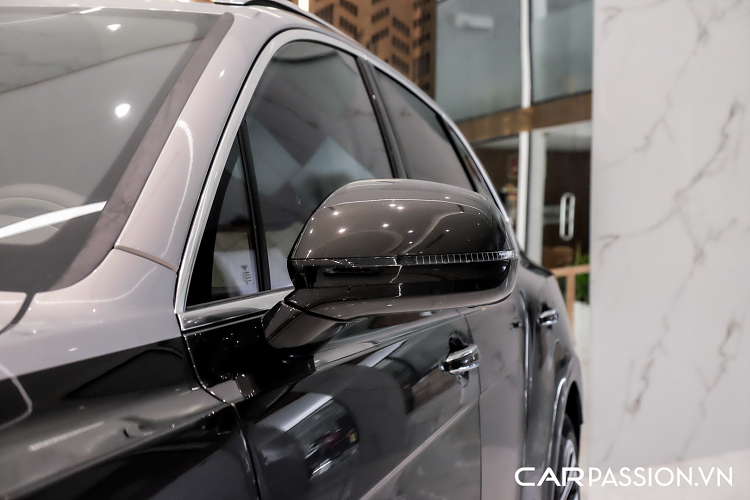 Xe được trang bị hệ thống âm thanh cao cấp đến từ thương hiệu Naim với 20 loa công suất 1.780 W, giúp nâng tầm trải nghiệm thư giãn trên xe của khách hàng. Trần xe có cửa sổ trời toàn cảnh. Điểm mới trên Bentayga Facelift nằm ở khả năng kết nối xung quanh xe đã được cải thiện đáng kể với cổng dữ liệu USB-C và sạc điện thoại không dây tiêu chuẩn.