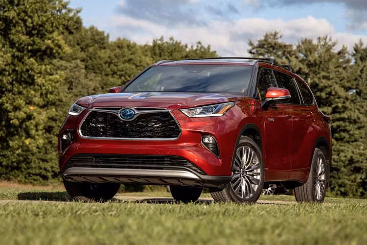  10. Toyota Highlander (144.380 chiếc) Trong nửa đầu năm nay, mẫu SUV 3 hàng ghế Toyota Highlander tiếp tục được khách hàng Mỹ ưa chuộng. Nhờ đó, hãng Toyota đã bán được tổng cộng 144.340 chiếc Highlander cho khách Mỹ, tăng đến 83% so với cùng kỳ năm ngoái.