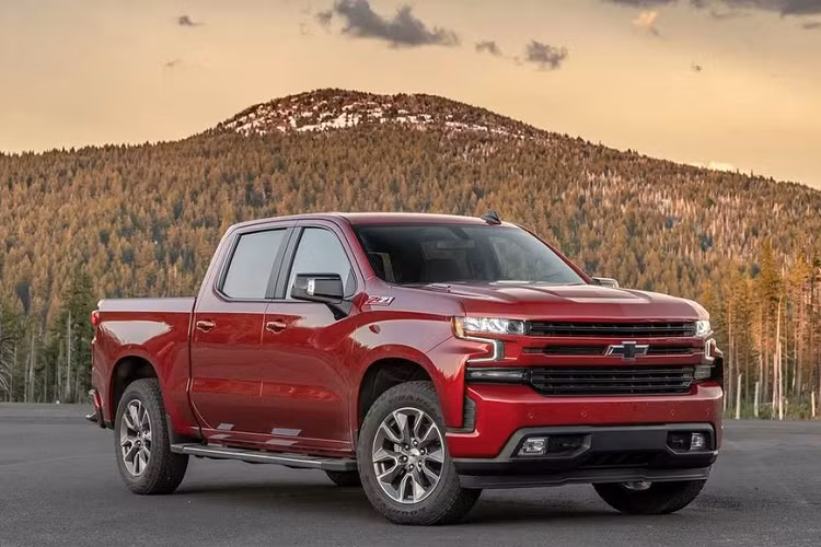  3. Chevrolet Silverado (286.410 chiếc) Trong nửa đầu năm nay, Chevrolet Silverado đã bị đối thủ Ram vượt mặt. Đồng thời, so với cùng kỳ năm ngoái, doanh số của Chevrolet Silverado phiên bản hạng nhẹ chỉ tăng 3%.