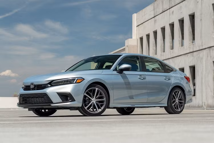  9. Honda Civic (152.956 chiếc) Trong nửa đầu năm nay, Honda Civic tại thị trường Mỹ chỉ tăng 20% về mặt doanh số, đạt 152.956 chiếc. Tuy nhiên, doanh số của mẫu sedan cỡ C này hứa hẹn sẽ tăng lên kể từ sau khi Honda Civic thế hệ mới bắt đầu được tung ra thị trường Mỹ.