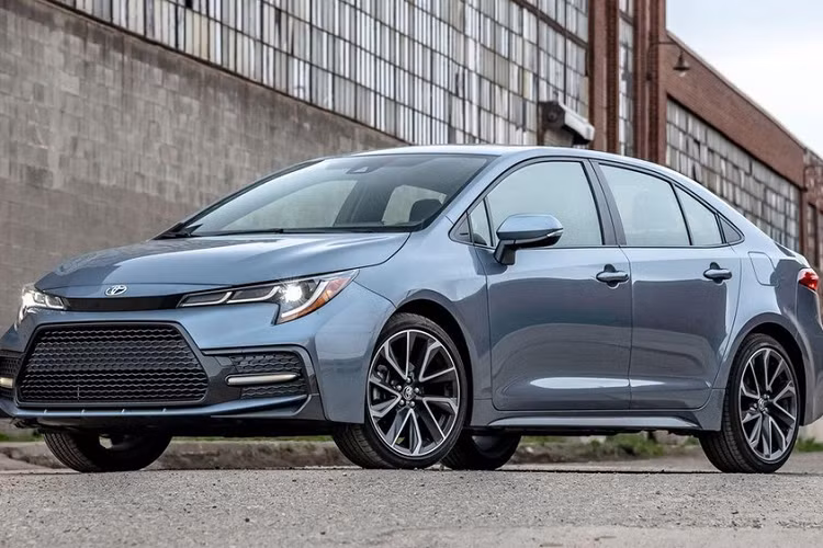  8. Toyota Corolla (155.531 chiếc) Trong suốt nhiều năm qua, Toyota Corolla vốn được khách hàng trên toàn thế giới nói chung và dân Mỹ nói riêng ưa chuộng vì rất đáng tin cậy. Doanh số 155.531 chiếc của Toyota Corolla trong nửa đầu năm nay đã chứng minh danh tiếng đó. So với cùng kỳ năm ngoái, kết quả kinh doanh của mẫu xe cỡ C này tăng 42%. Đồng thời, Toyota Corolla còn bán chạy hơn đối thủ trực tiếp là Honda Civic.