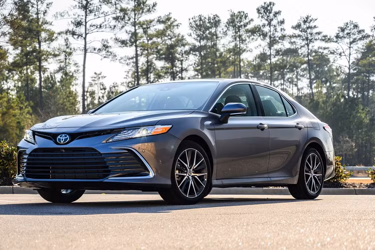  7. Toyota Camry (177.671 chiếc) Trong suốt nhiều năm qua, Toyota Camry đã liên tục là mẫu xe bán chạy nhất phân khúc sedan ở thị trường Mỹ. Nửa đầu năm nay cũng không phải là ngoại lệ. So với cùng kỳ năm ngoái, doanh số của Toyota Camry đã tăng 41% lên 177.671 chiếc.