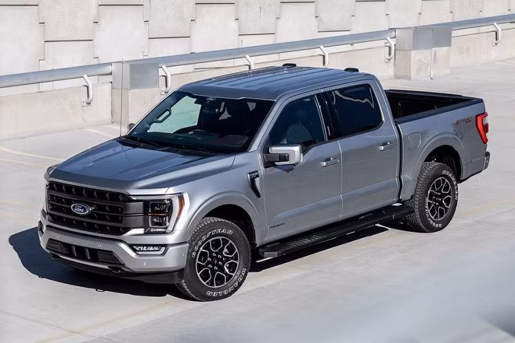  1. Ford F-Series (362.032 chiếc) Vì bị ảnh hưởng bởi cuộc khủng hoảng chip bán dẫn toàn cầu, Ford F-Series đã giảm doanh số 1,5%. Tuy nhiên, dòng xe bán tải cỡ lớn này vẫn vững vàng ở vị trí số 1 tại thị trường Mỹ trong nửa đầu năm nay. Trong thời gian tới, sự xuất hiện của phiên bản chạy điện Ford F-150 Lightning hứa hẹn sẽ càng củng cố vị thế cho dòng F-Series.