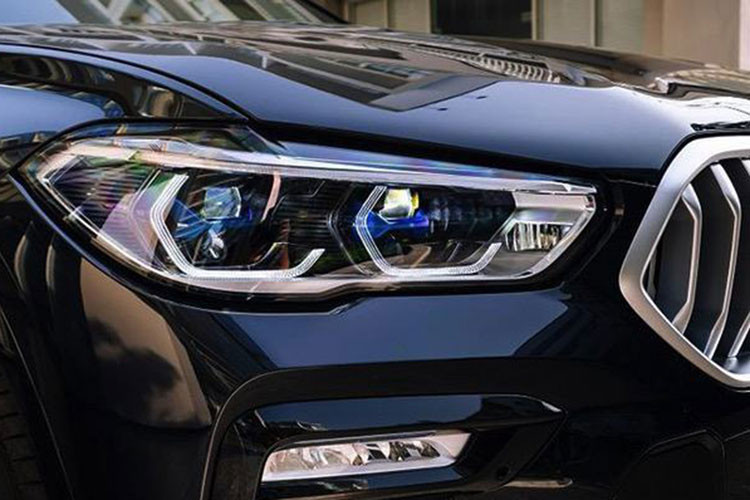 Động cơ xăng V8 4.4L M TwinPower trên mẫu xe SUV hạng sang này cũng chính là cấu hình động cơ mạnh mẽ nhất được trang bị trên dòng BMW X-Series. BMW X6 M được trang bị Tiêu chuẩn hệ thống treo thích ứng M (Adaptive M Suspension).