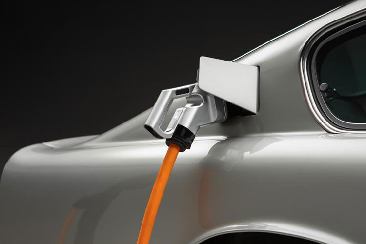 Nếu khách hàng mong muốn, công ty sẽ chấp nhận ủy quyền làm công việc chuyển đổi cho cả Aston Martin DB4 và DB5. Lunaz bắt đầu với một DB6 đích thực và “lột trần” nó để thực hiện một quá trình khôi phục công phu.