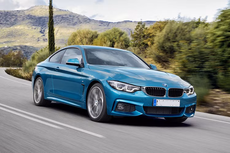 Chay BMW qua toc do tron canh sat, thanh nien bi bat ban xe