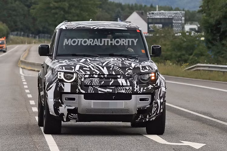 Đáng ngạc nhiên là Land Rover Defender 8 chỗ sẽ không có hệ truyền động plug-in hybrid. Các động cơ của xe sẽ đồng hành với hộp số tự động 8 cấp và hệ dẫn động 4 bánh. Nhiều khả năng Land Rover Defender 130 sẽ được bán ra thị trường vào mùa thu năm sau.