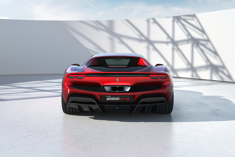 Nội thất của Ferrari 296 GTB được thiết kế hướng người lái, và đặc biệt hơn khi không có những màn hình giải trí trung tâm cảm ứng kích thước lớn như các mẫu xe thương mại khác.