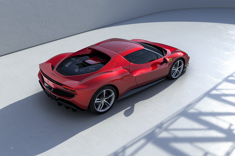 Bảng đồng hồ taplo kỹ thuật số kích thước lớn được bố trí kéo dài theo chiều ngang được lấy cảm hứng từ dòng xe Ferrari 246 Dino. Vô lăng của xe khá tương đồng với đàn anh SF90 Stradale.