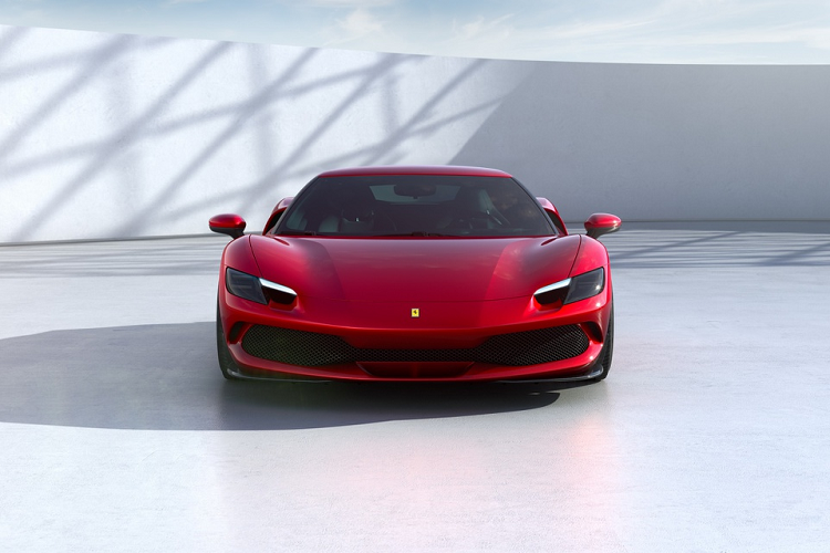 Ngoại thất của mẫu siêu xe Ferrari 296 GTB được lấy cảm hứng từ đàn anh SF90 Stradale cùng mẫu xe cổ điển 250 LM của những năm 60. Ferrari 296 GTB có trọng lượng khô khoảng 1.470 kg, nặng hơn F8 Tributo khoảng 35 kg.