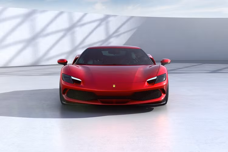 Ngoại thất của mẫu siêu xe Ferrari 296 GTB được lấy cảm hứng từ đàn anh SF90 Stradale cùng mẫu xe cổ điển 250 LM của những năm 60. Ferrari 296 GTB có trọng lượng khô khoảng 1.470 kg, nặng hơn F8 Tributo khoảng 35 kg.