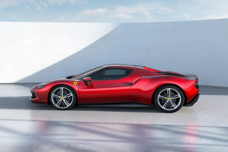 Xe có chiều dài tổng thể ngắn hơn F8 Tributo khoảng 46 mm, trong khi đó trục cơ sở được rút ngắn hơn 50 mm, một phần do bố trí động cơ V6 gọn hơn động cơ V8 thường được trang bị trên các mẫu Ferrari.
