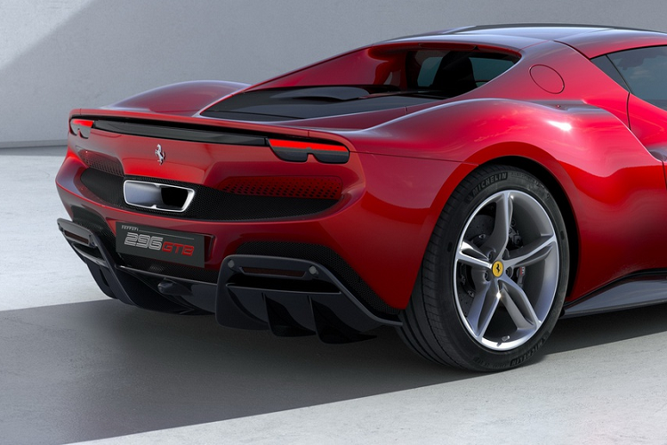 Cánh gió điều chỉnh điện phía sau của xe có khả năng sản sinh một lực ép xuống mặt đường lên đến 360 kg tại vận tốc 250 km/h. Thiết kế ống xả của 296 GTB được đưa về giữa thân xe và đặt cao hơn. Đèn hậu của xe khá giống với mẫu grand touring Roma.