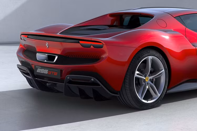 Cánh gió điều chỉnh điện phía sau của xe có khả năng sản sinh một lực ép xuống mặt đường lên đến 360 kg tại vận tốc 250 km/h. Thiết kế ống xả của 296 GTB được đưa về giữa thân xe và đặt cao hơn. Đèn hậu của xe khá giống với mẫu grand touring Roma.