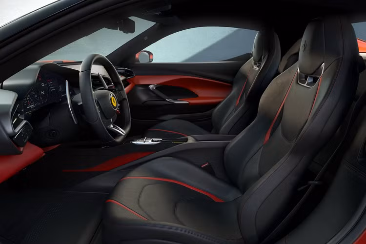 Với gói trang bị này, tổng trọng lượng của 296 GTB giảm thêm khoảng 12 kg. Khách hàng có thể nâng cấp với tùy chọn mâm xe bằng sợi carbon, vốn nhẹ hơn phiên bản mâm tiêu chuẩn khoảng 7 kg.