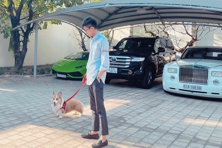 Trong 1 bức ảnh về giáng sinh mới đây, em trai của Phan Thành là Phan Hoàng đã khiến dân mạnh trầm trồ khi phía sau bức ảnh là 3 chiếc xe mà bất kỳ ai cũng đều thèm khát để sở hữu - Toyota Land Cruiser 2022 mới. Dù đây chỉ là 1 phần nhỏ trong bộ sưu tập xe của anh em nhà họ Phan nhưng cũng đủ để khiến không ít người phải ngưỡng mộ.