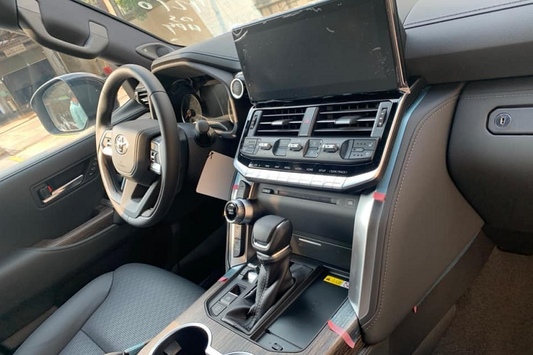 Bỏ ra số tiền trên, Phan Thành sẽ nhận về xe Toyota Land Cruiser thế hệ mới có sự đầu tư ở thiết kế rất hiện đại với điểm nhấn đầu tiên là đôi mắt xe được cấu tạo từ 3 bóng đèn LED cỡ lớn là đặc trưng của vài dòng xe SUV ngày này, bên dưới là dải đèn LED ban ngày cá tính, chưa hết, xe còn gây ấn tượng với lưới tản nhiệt hầm hố, cản va trước khỏe khoắn. Được biết sau 14 năm, cuối cùng Toyota Land Cruiser cũng đã có sự cải tiến ở ngoại hình.