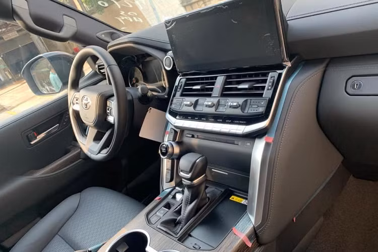 Bỏ ra số tiền trên, Phan Thành sẽ nhận về xe Toyota Land Cruiser thế hệ mới có sự đầu tư ở thiết kế rất hiện đại với điểm nhấn đầu tiên là đôi mắt xe được cấu tạo từ 3 bóng đèn LED cỡ lớn là đặc trưng của vài dòng xe SUV ngày này, bên dưới là dải đèn LED ban ngày cá tính, chưa hết, xe còn gây ấn tượng với lưới tản nhiệt hầm hố, cản va trước khỏe khoắn. Được biết sau 14 năm, cuối cùng Toyota Land Cruiser cũng đã có sự cải tiến ở ngoại hình.