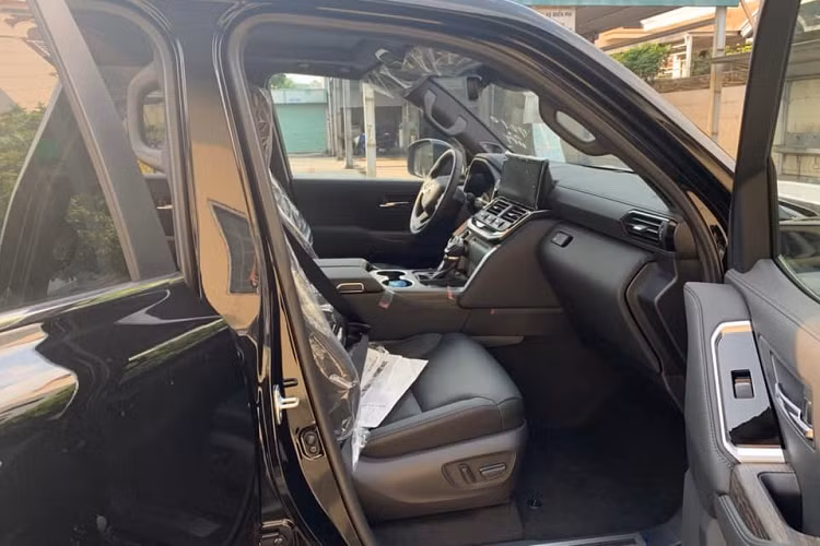 Hiện chưa rõ anh em nhà Phan Thành tậu Toyota Land Cruiser 2022 theo diện chính hãng hay chơi lớn mua hẳn bản Trung Đông từ các công ty nhập khẩu tư nhân. Mức giá bán của xe Toyota Land Cruiser 2022 cũng có sự chênh lệch lớn giữa chính hãng và nhập tư