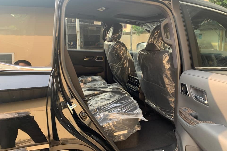 Cụ thể, các phiên bản xe Toyota Land Cruiser 2022 không chính hãng, nhập từ Trung Đông có giá trên 6,2 tỷ đồng. Riêng giá xe Toyota Land Cruiser 2022 chính hãng được niêm yết từ 4,06 tỷ đồng và khách chọn mua xe có màu trắng sẽ phải chi thêm 11 triệu đồng.