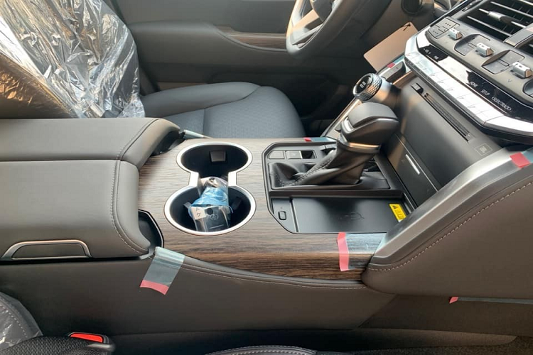 SUV vạn người mê Toyota Land Cruiser 2022 của anh em nhà Phan Hoang được phát triển dựa trên cơ sở gầm bệ TNGA mới giúp trọng lượng của xe giảm cân đến 200 kg so với thế hệ trước. Dù cân nặng nhẹ hơn nhưng trọng tâm của xe cũng được hạ thấp hơn và quan trọng là độ cứng tốt hơn so với bản trước. Hệ thống treo động lực học điện tử Electronic Kinetic Dynamic Suspension System giúp Toyota Land Cruiser 2022 tăng khả năng bám đường.