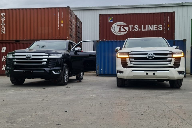 Khá thú vị là giới mê xe đã tinh ý phát hiện ra rằng, ngoài 2 chiếc xe quen thuộc là siêu xe Lamborghini Huracan LP610-4 màu xanh cốm, về nước năm 2015 để trở thành quà sinh nhật năm Phan Hoàng 17 tuổi, và xe siêu sang Rolls-Royce Phantom hay được bố của Phan Thành và Phan Hoàng sử dụng thì garage của nhà họ Phan xuất hiện thành viên mới là mẫu xe SUV Toyota Land Cruiser 2022.