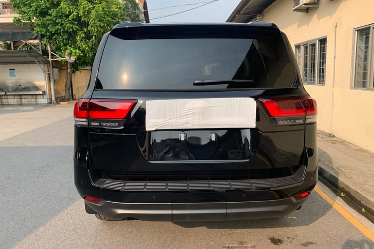 Khoang lái của xe Toyota Land Cruiser 2022 tập trung theo hướng người lái dễ sử dụng nhất bao gồm vô-lăng điều chỉnh điện, màn hình giải trí 12,3 inch có kết nối Apple CarPlay và Android Auto, màn hình kính lái HUD và bảng đồng hồ xe được tăng kích thước lên 7 inch. Xe còn có hệ thống điều hòa tự động 4 vùng với bộ lọc ion, loa JBL và hệ thống xác thực dấu vân tay hay hệ thống Toyota Safety Sense.