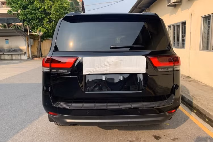 Khoang lái của xe Toyota Land Cruiser 2022 tập trung theo hướng người lái dễ sử dụng nhất bao gồm vô-lăng điều chỉnh điện, màn hình giải trí 12,3 inch có kết nối Apple CarPlay và Android Auto, màn hình kính lái HUD và bảng đồng hồ xe được tăng kích thước lên 7 inch. Xe còn có hệ thống điều hòa tự động 4 vùng với bộ lọc ion, loa JBL và hệ thống xác thực dấu vân tay hay hệ thống Toyota Safety Sense.