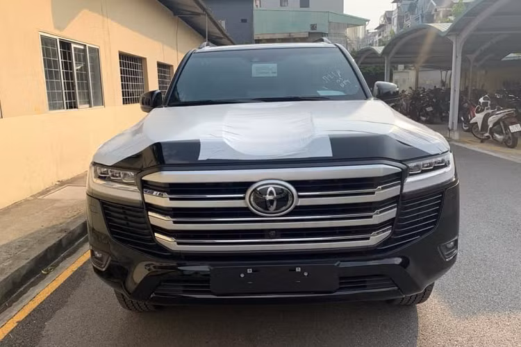 Mới mua Bentley Bentayga V8, anh em nhà Phan Thành sắm tiếp SUV "vạn người mê" Toyota Land Cruiser 2022, từ trái sang là Lamborghini Huracan LP610-4 xanh cốm, Toyota Land Cruiser 2022 và cuối cùng là Rolls-Royce Phantom đời cũ