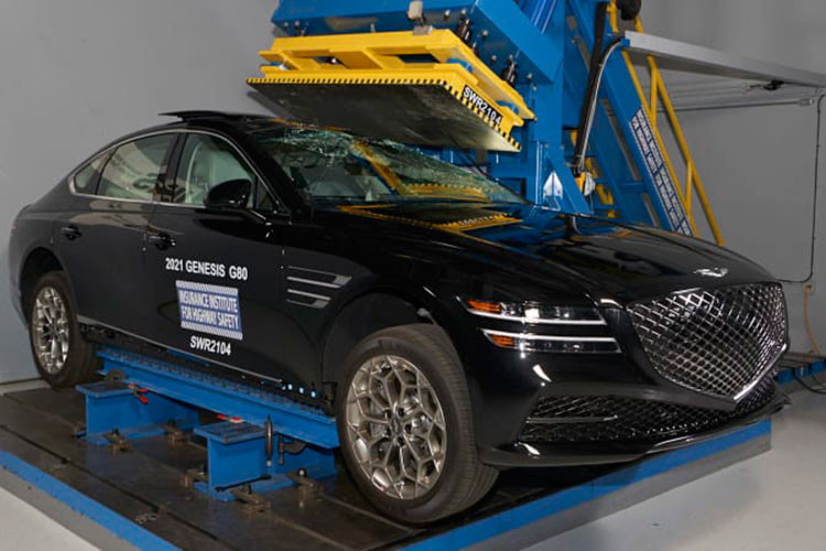 Ví dụ như với một chiếc Mercedes-Benz E 350 đời 2021 tại Mỹ, khách hàng cần mua thêm gói mở rộng trị giá 1.950 USD để có tính năng hỗ trợ giữ khoảng cách chủ động Distronic. Trong khi đó Genesis thì trang bị tính năng tương tự với tên gọi Smart Cruise Control tích hợp khả năng máy học, cho mọi phiên bản của xe sang Genesis G80.