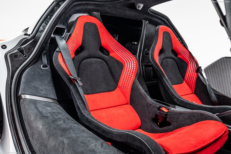 Đây cũng là phiên bản xe 2 chỗ ngồi mạnh nhất mà không được trang bị công nghệ hybrid của McLaren. Cụ thể, Sabre sử dụng khối động cơ V8 tăng áp kép mã M840T, sản sinh công suất tối đa 835 mã lực và mô-men xoắn cực đại 800 Nm. Tốc độ tối đa của Sabre có thể lên đến 350 km/h.