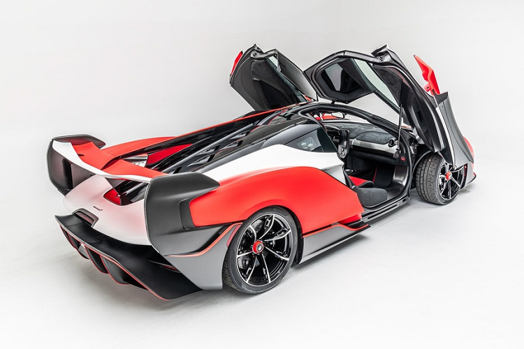 Thông tin về mẫu xe này hầu như không được McLaren công bố chính thức trên các kênh truyền thông của hãng. Giới hâm mộ siêu xe chỉ có thể tiếp nhận thông tin qua các hình ảnh bị rò rỉ, hoặc được chia sẻ bởi chủ xe trên các trang mạng xã hội. Theo một số nguồn tin, mức giá xe McLaren Sabre này có thể lên đến 3,4 triệu USD.