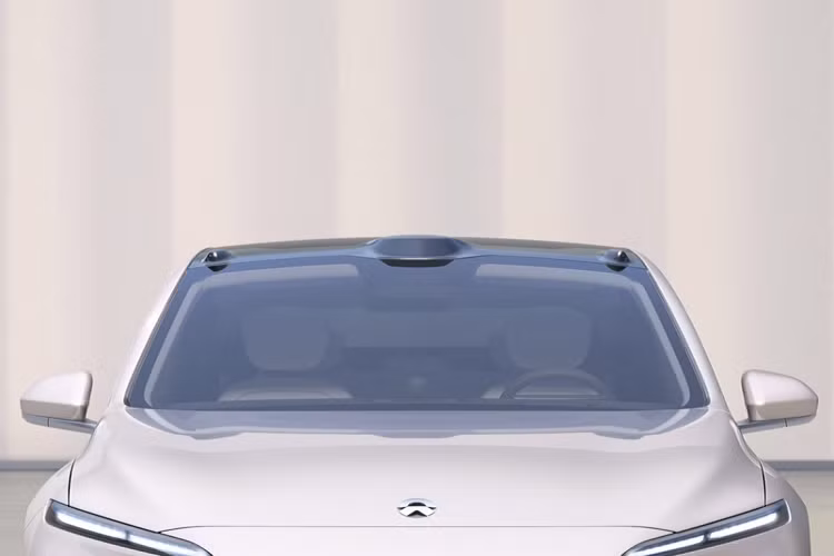 Nio trang bị cho ET7 hệ thống trợ lái Aquila Super Sensing. Hệ thống này hoạt động dựa vào 33 cảm biến khắp xe, gồm 11 camera, cảm biến LiDAR phạm vi dài, radar bước sóng dài, 12 cảm biến siêu âm, bộ định vị chính xác cao và hệ thống giám sát người lái nâng cao. Các hệ thống này mang đến cho ET7 19 tính năng an toàn và hỗ trợ lái. Chiếc xe có thể tự lái an toàn từ điểm A đến điểm B. Đến năm 2022, ET7 có thể đạt chứng nhận xe tự lái cấp độ 4.