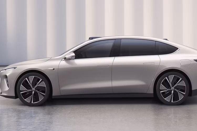 Nio ET7 hoàn toàn mới là chiếc sedan thuần điện với các số đo kích thước dài x rộng x cao lần lượt là 5.098 x 1.987 x 1.505 (mm), chiều dài cơ sở ở mức 3.060 mm. Kích thước của ET7 xấp xỉ chiếc Mercedes-Benz S-Class. Như vậy, ET7 sẽ thuộc phân khúc sedan cỡ lớn.